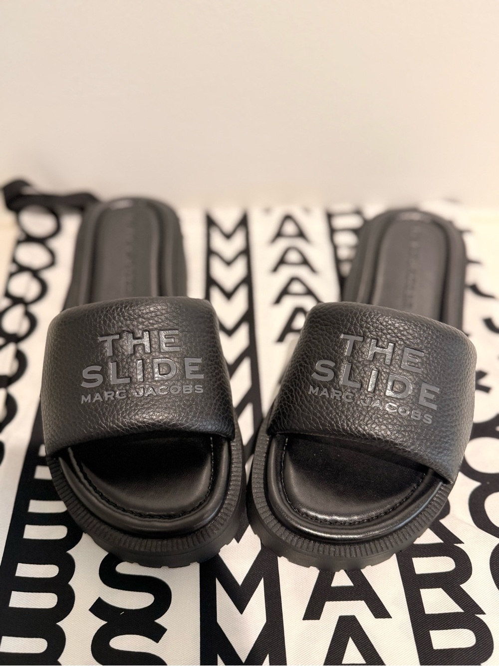 NWT Marc Jacobs the slide size 8-10 (38-40)-black